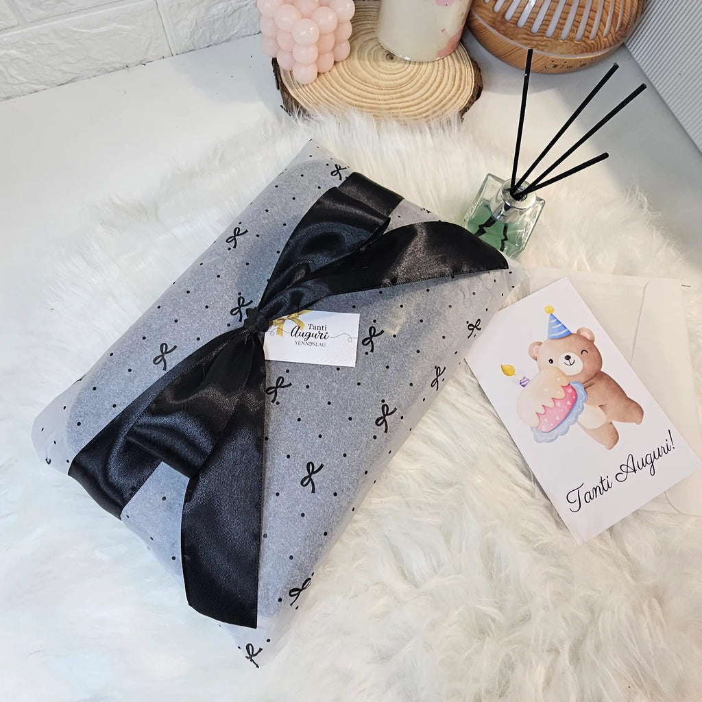 pochette uomo colore nero in semi pelle, personalizzata con nome e iniziale colore oro. Regalo personalizzato ed elegante per uomo per ogni occasione. Presentazione regalo elegante