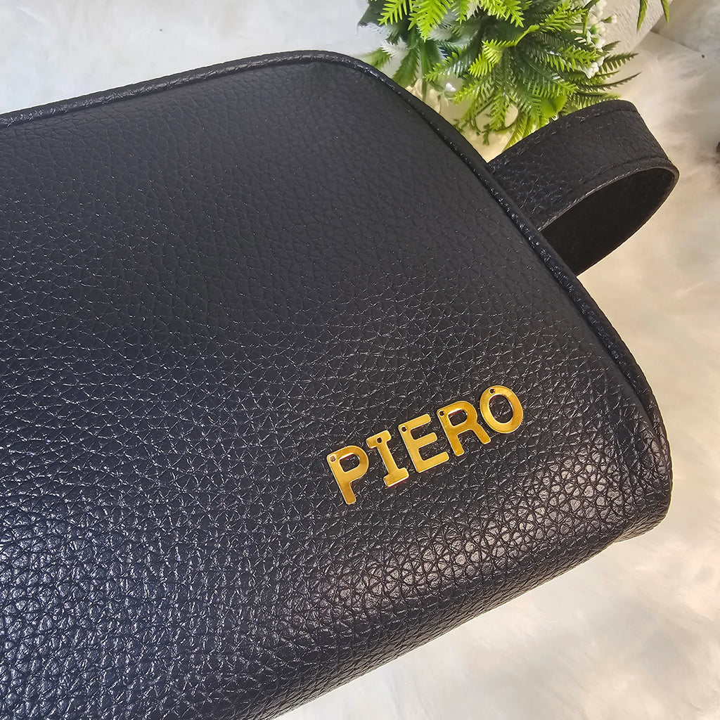 pochette uomo colore nera in semi pelle personalizzata con nome in acciaio inox color oro. Regalo elegante e personalizzato per uomo. Regalo originale.