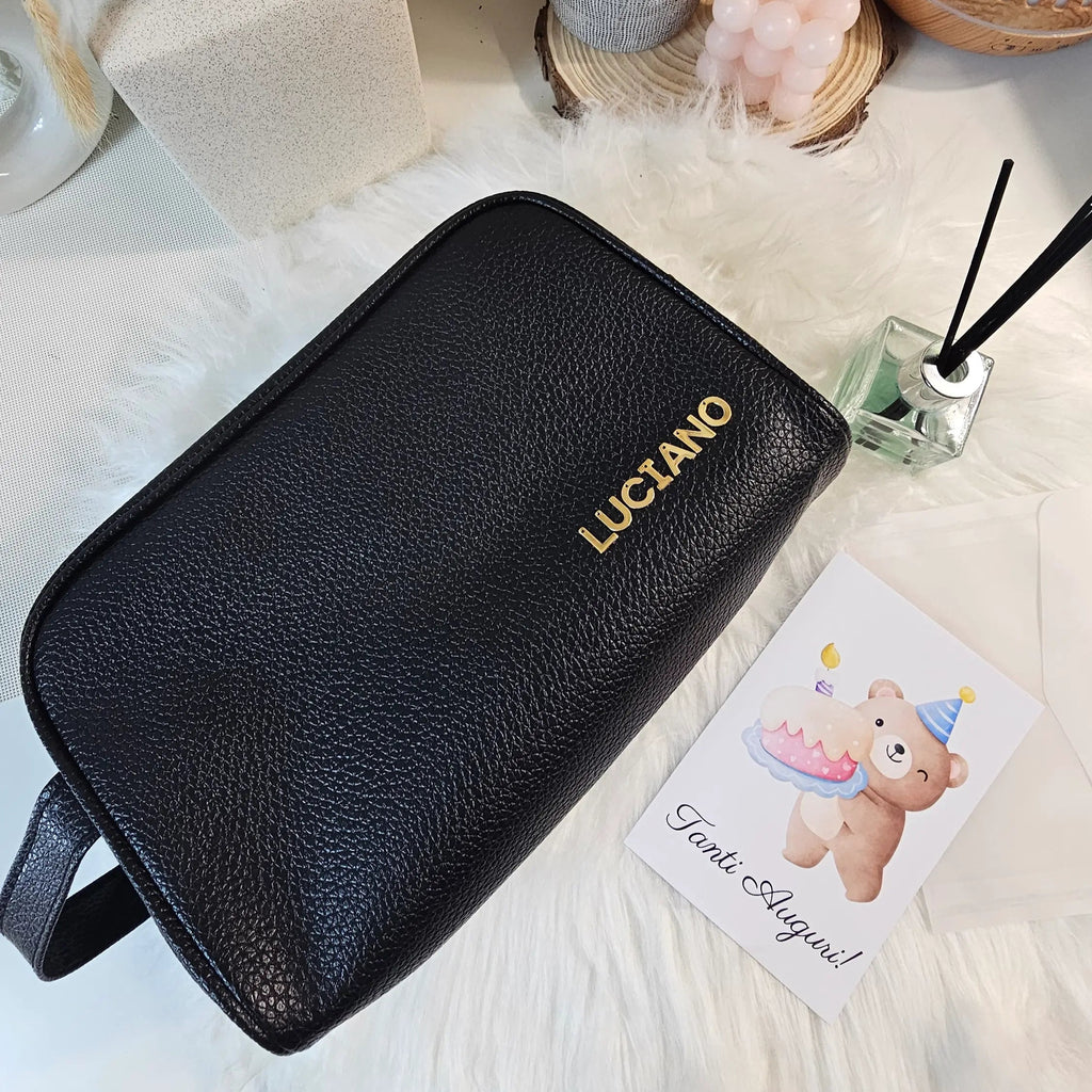 pochette uomo colore nera in semi pelle personalizzata con nome in acciaio inox color oro. Regalo elegante e personalizzato per uomo. Regalo per compleanno, anniversario, San Valentino, Natale, Festa del Papà. Regalo originale e utile per uomo