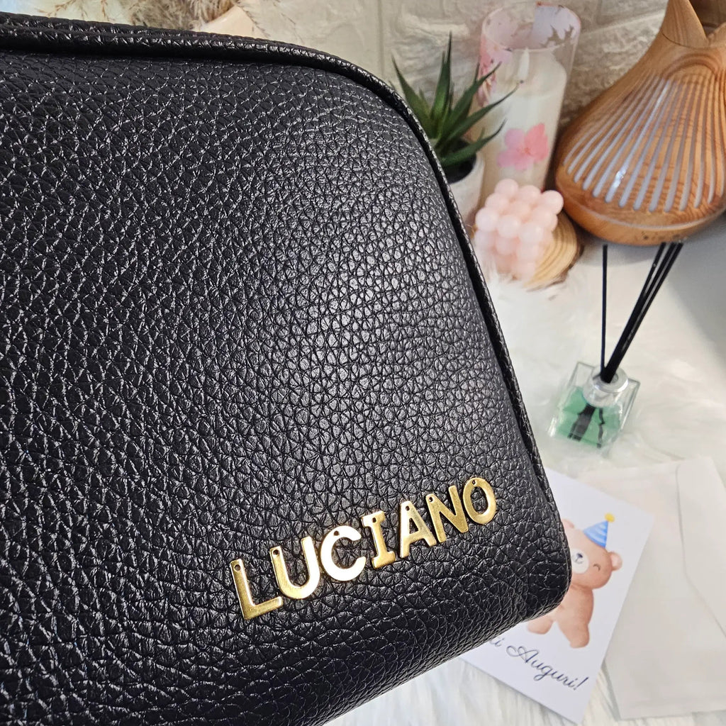 pochette uomo colore nera in semi pelle personalizzata con nome in acciaio inox color oro. Regalo elegante e personalizzato per uomo. Regalo per compleanno, anniversario, San Valentino, Natale, Festa del Papà