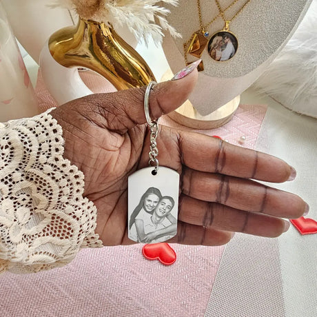 Portachiavi in acciaio inox color argento personalizzato con foto incisa al laser e retro con foto, dedcia o propria calligrafia. Regalo personalizzato.