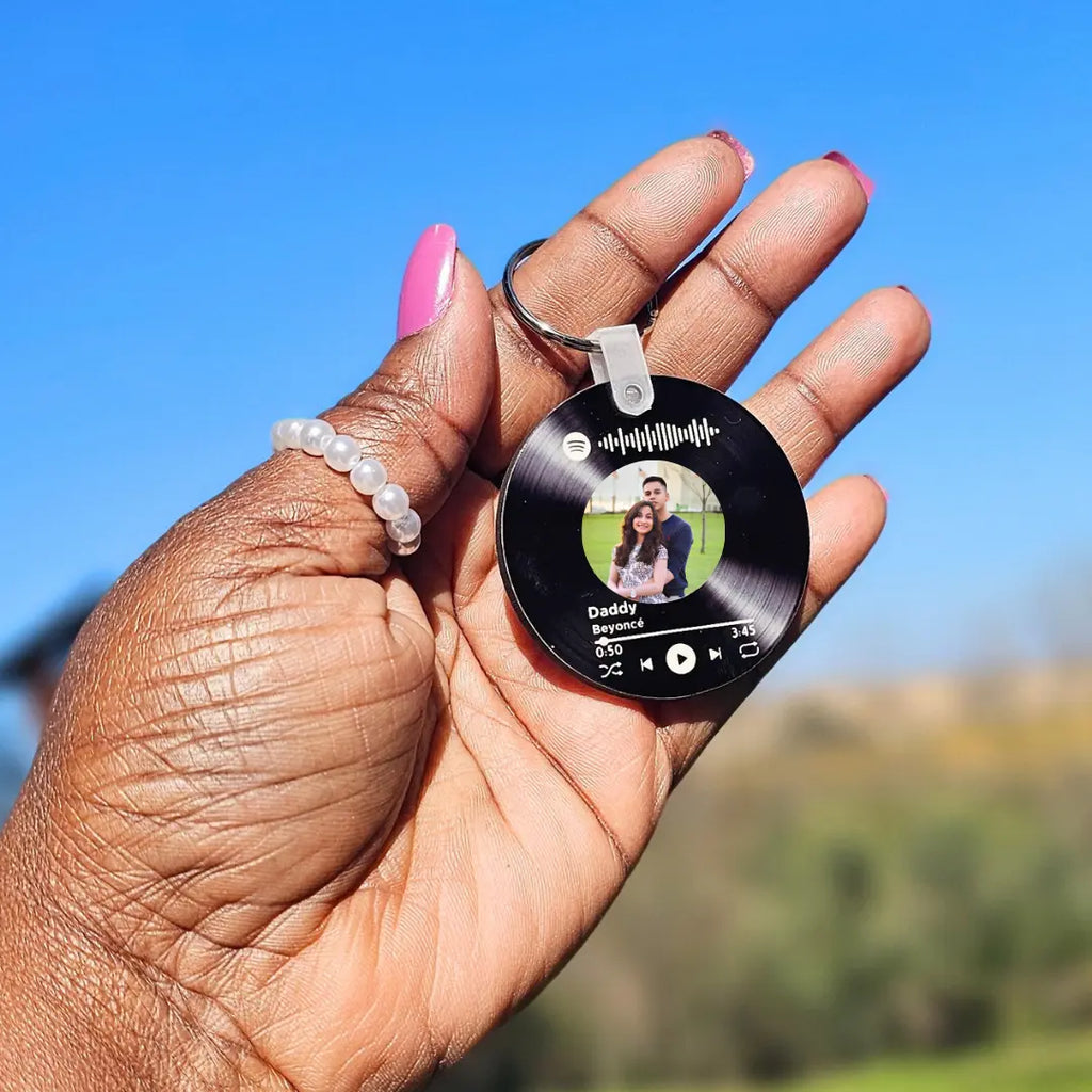 portachiavi personalizzato con foto e codice canzone spotify. regalo originale per compleanno, anniversario, san valentino, Natale, festa della Mamma e Festa del papà. Regalo romantico