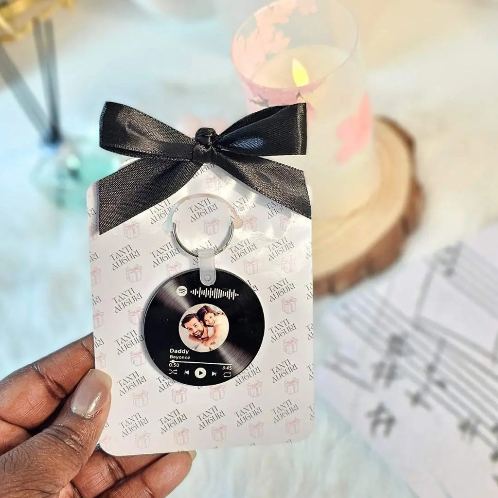 portachiavi personalizzato con foto e codice canzone spotify. regalo originale per compleanno, anniversario, san valentino, Natale, festa della Mamma e Festa del papà. Presentazione regalo elegante