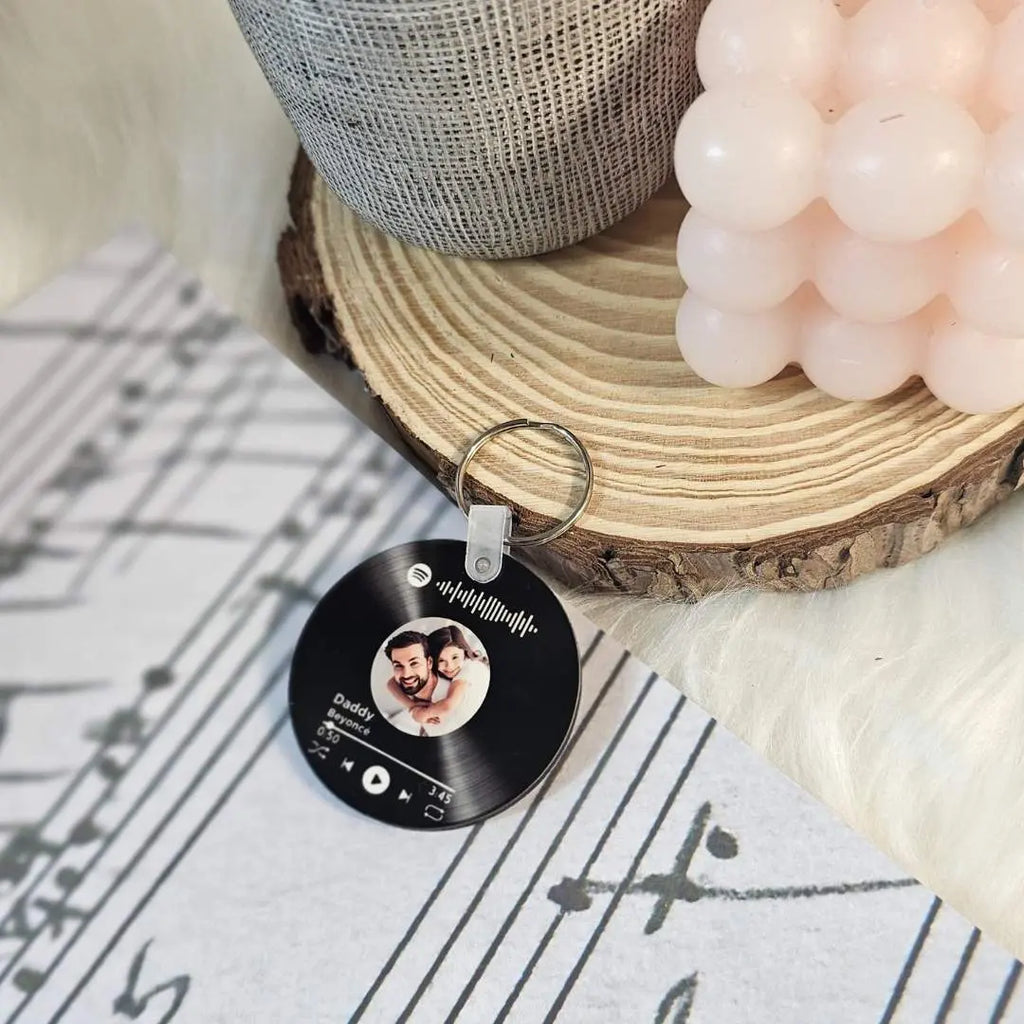 portachiavi personalizzato con foto e codice canzone spotify. regalo originale per compleanno, anniversario, san valentino, Natale, festa della Mamma e Festa del papà. Regalo personalizzato originale ed emozionante.