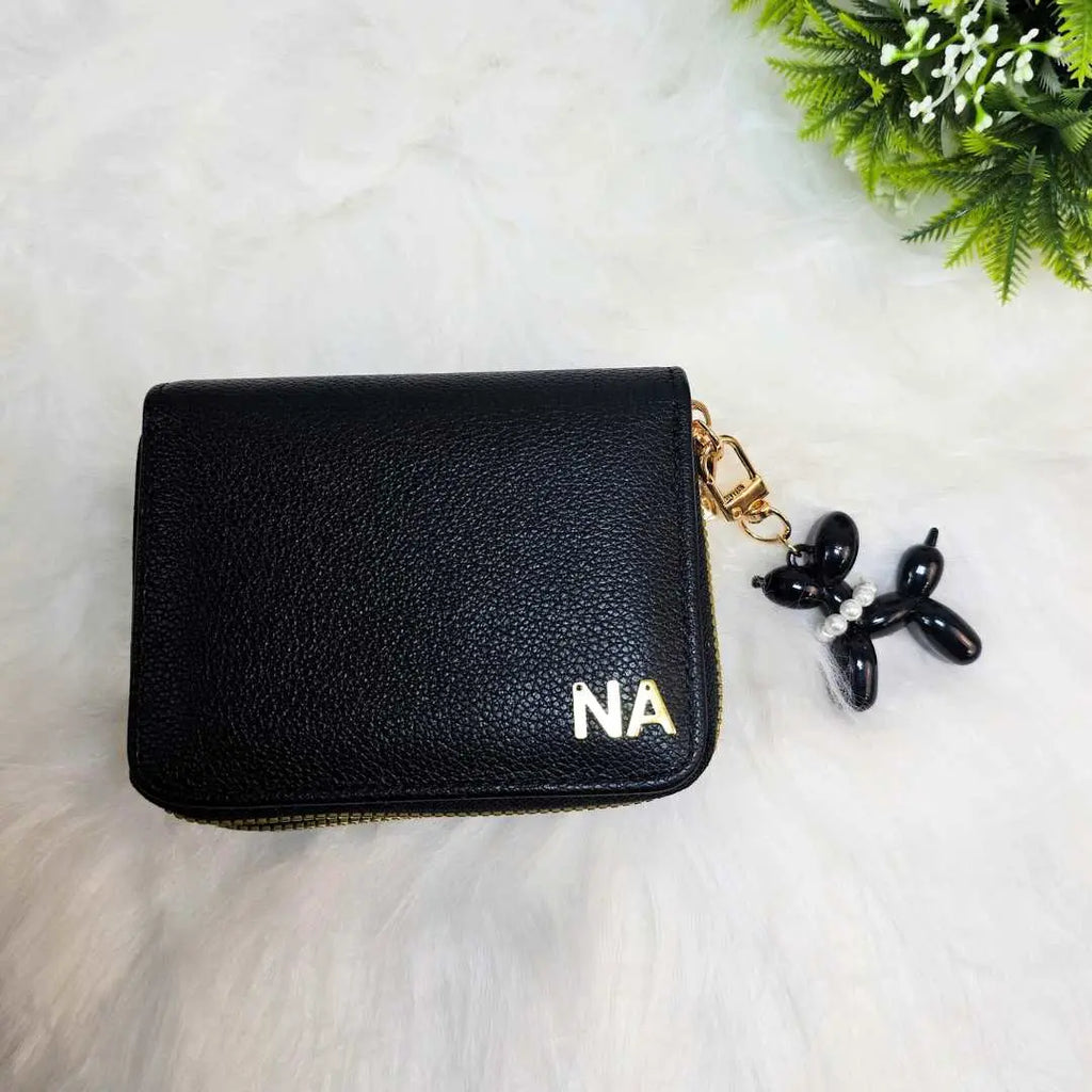 portafoglio nero in semi pelle personalizzato con iniziali in acciaio inox colore oro, abbinato con portachiavi a cane palloncino, regalo personalizzato per donna per ogni occasione, festa della Mamma, Natale, Compleanno
