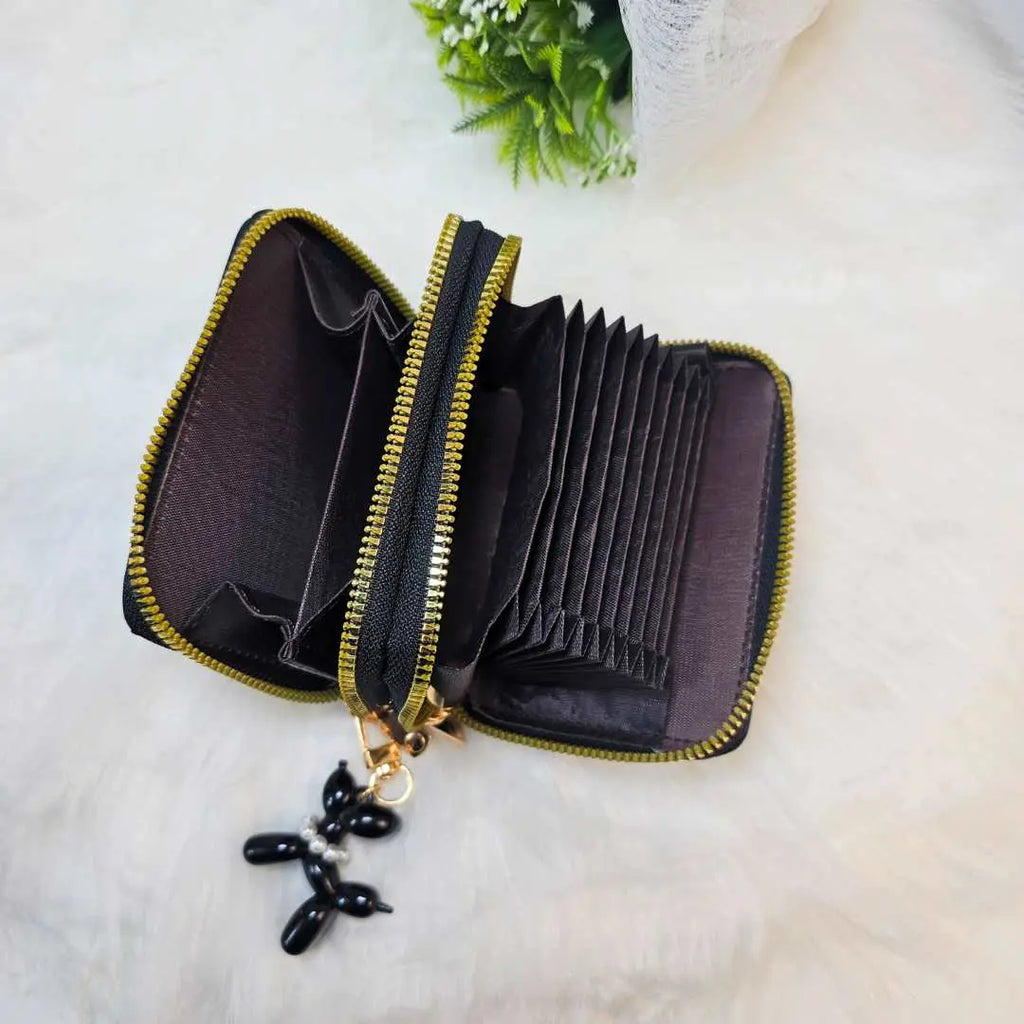 portafoglio nero elegante abbinato con portachiavi a cane palloncino colore nero, personalizzato con nome in acciaio inox colore oro. Molto capiente per carte e banconote. Regalo personalizzato ed elegante per donna. Regalo per compleanno, anniversario, Festa della Mamma, San Valentino, Natale. 