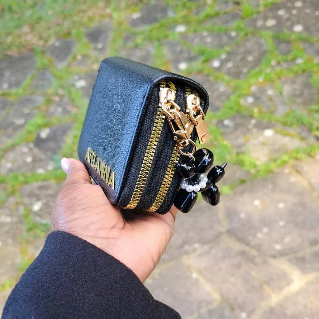 portafoglio nero elegante abbinato con portachiavi a cane palloncino colore nero, personalizzato con nome in acciaio inox colore oro. Regalo personalizzato ed elegante per donna. Regalo per compleanno, anniversario, Festa della Mamma, San Valentino, Natale. Regalo originale