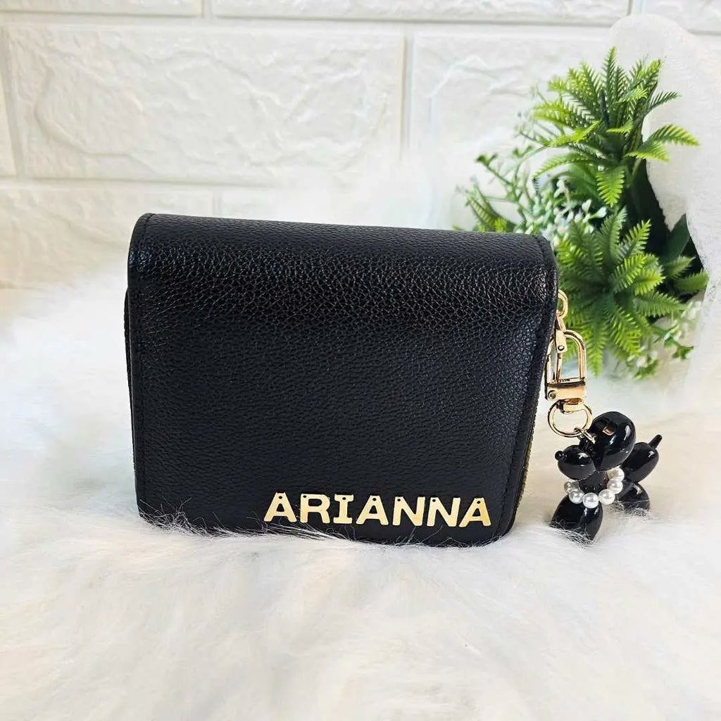 portafoglio nero elegante abbinato con portachiavi a cane palloncino colore nero, personalizzato con nome in acciaio inox colore oro. Regalo personalizzato ed elegante per donna. Regalo per compleanno, anniversario, Festa della Mamma, San Valentino, Natale. Regalo originale per donna.