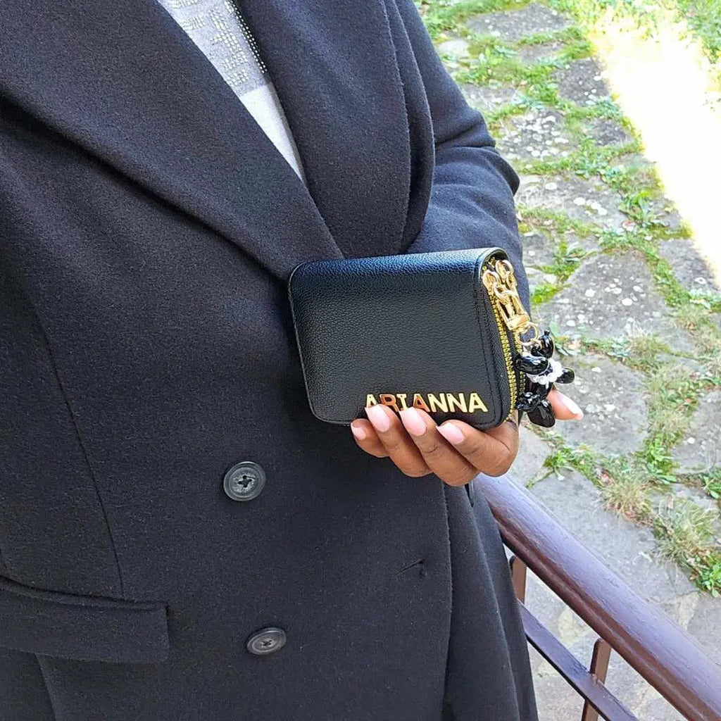 portafoglio nero elegante abbinato con portachiavi a cane palloncino colore nero, personalizzato con nome in acciaio inox colore oro. Regalo personalizzato ed elegante per donna. Regalo per compleanno, anniversario, Festa della Mamma, San Valentino, Natale. Regalo donna per ogni occasione