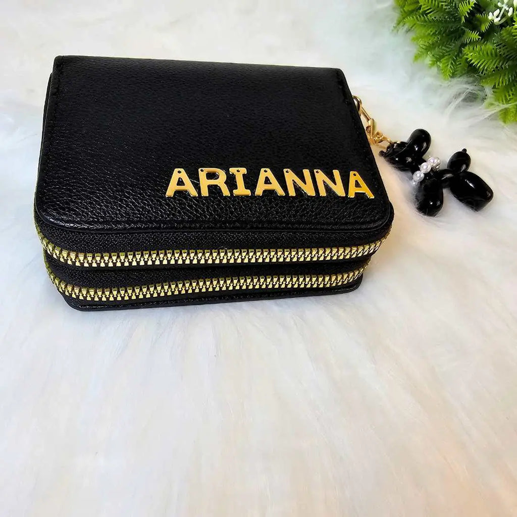 portafoglio nero elegante abbinato con portachiavi a cane palloncino colore nero, personalizzato con nome in acciaio inox colore oro. Regalo personalizzato ed elegante per donna. Regalo per compleanno, anniversario, Festa della Mamma, San Valentino, Natale. Regalo utile