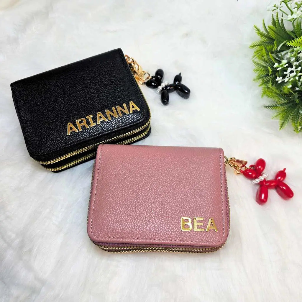 portafoglio nero elegante abbinato con portachiavi a cane palloncino colore nero, personalizzato con nome in acciaio inox colore oro. Diversi colori. Regalo personalizzato ed elegante per donna. Regalo per compleanno, anniversario, Festa della Mamma, San Valentino, Natale.