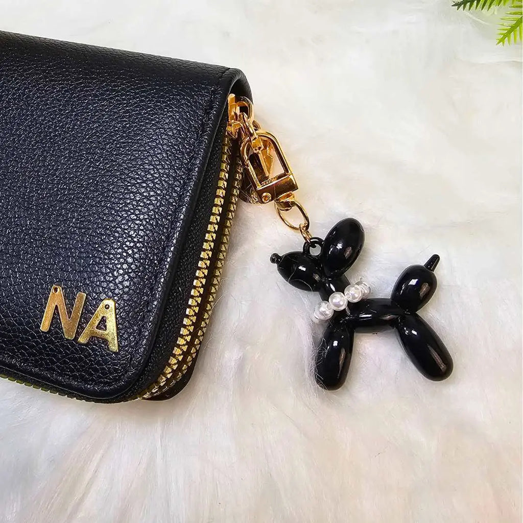 portafoglio nero in semi pelle personalizzato con iniziali in acciaio inox colore oro, abbinato con portachiavi a cane palloncino, regalo personalizzato per donna per ogni occasione, regalo originale.