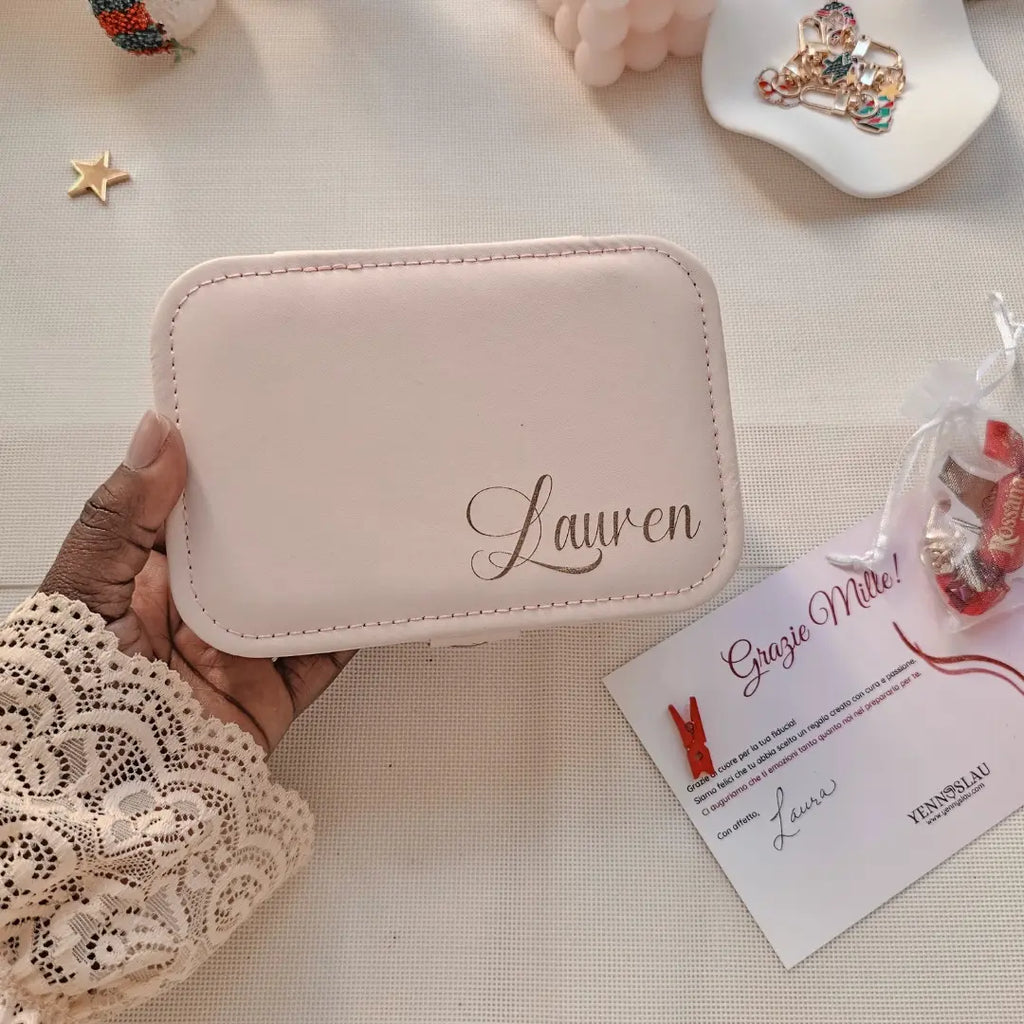 Set regalo Natale portagioie rosa personalizzato con nome e dedica e collana in accaio inox color oro con inizizle e dedcia. Regalo funzionle per lei.