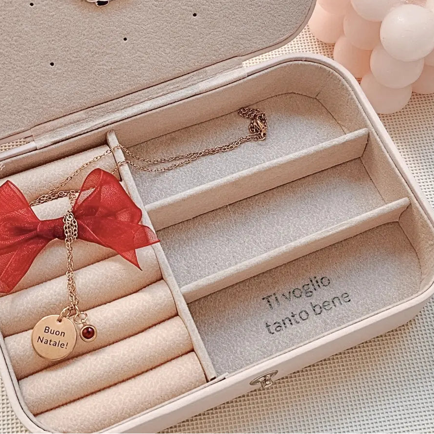 Set regalo Natale portagioie rosa personalizzato con nome e dedica e collana in accaio inox color oro con inizizle e dedcia. Regalo emotivo con dedica all'interno.