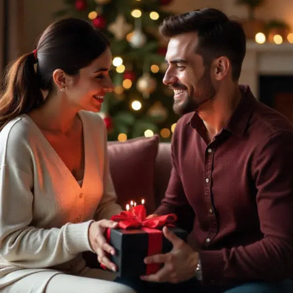 uomo e donna felice con regali per natale
