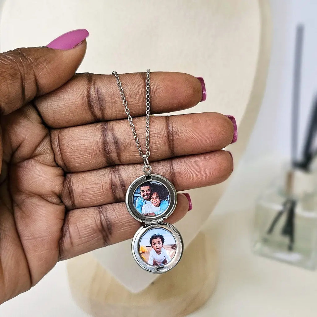 collana in acciaio inox color argento personalizzata con due foto. Regalo elegante per donna per qualsiasi occasione. Regalo personalizzato per donna, Festa della Mamma, Anniversario, Compleanno, San Valentino, Natale.