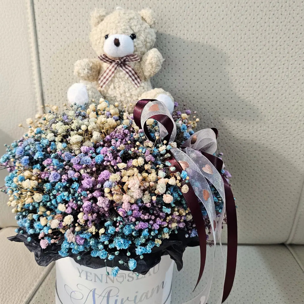 scatola di fiori bianca, personalizzata con nome. idea  regalo elegante con gipsofile arcobaleno e orsetto.