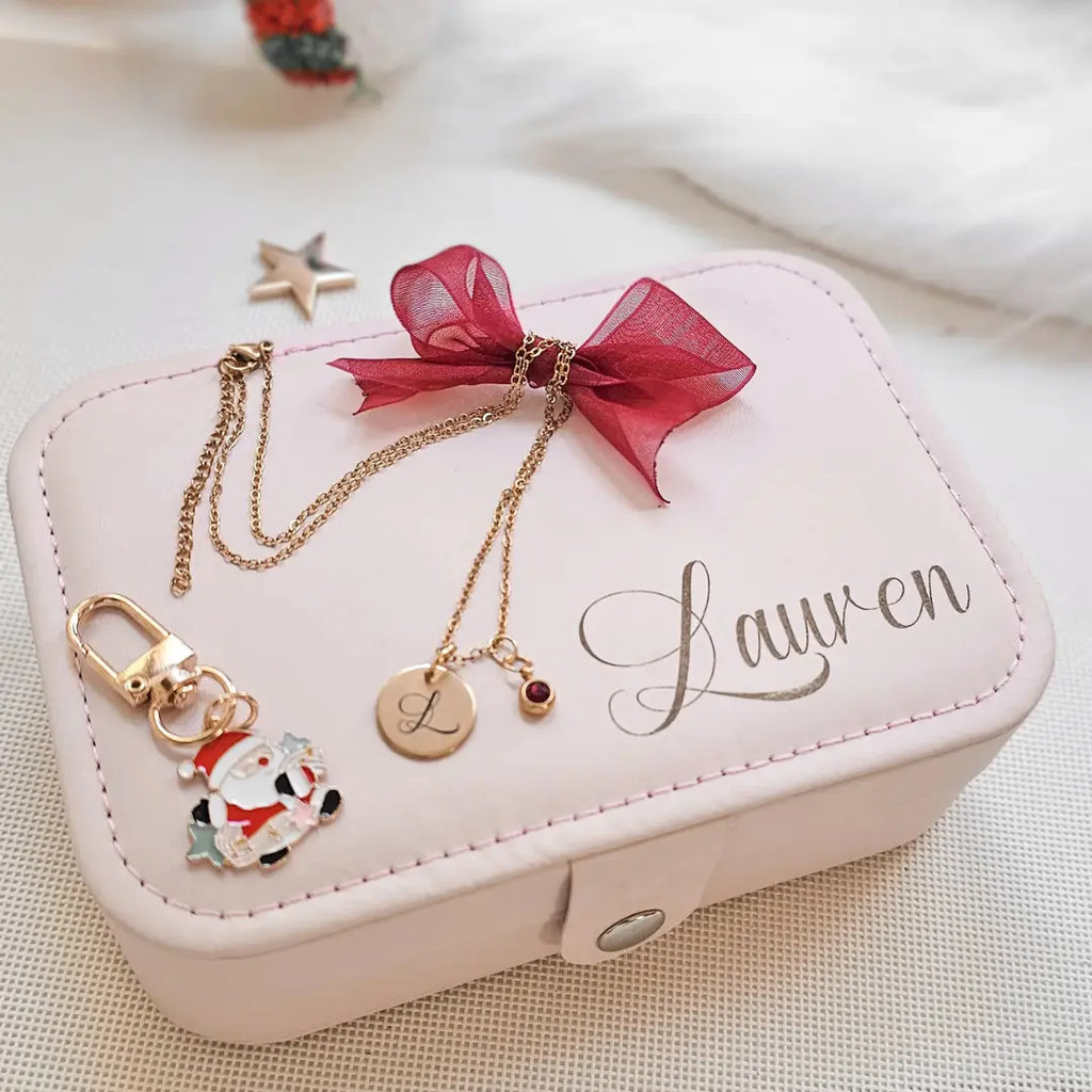 Set regalo Natale portagioie rosa personalizzato con nome e dedica e collana in accaio inox color oro con inizizle e dedcia. Regalo elegante per donna.