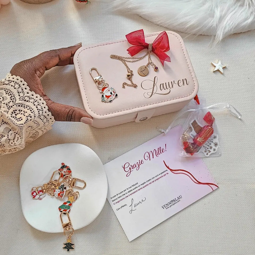 Set regalo Natale portagioie rosa personalizzato con nome e dedica e collana in accaio inox color oro con inizizle e dedcia.
