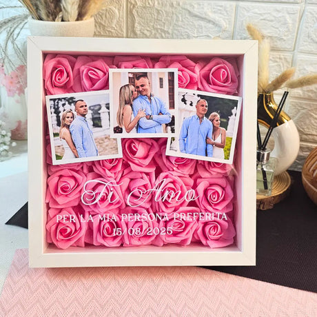 Shadow box cornice bianca con fiori in schiuma colore rosa personalizzata con foto e dedica. Regalo personalizzato per anniversario, compleanno, San Valentino, Natale