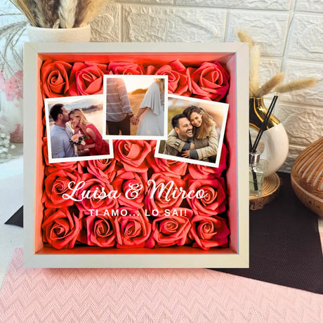 shadow box cornice bianco con fiori in schiuma morbida colore rosso, personalizzata con foto e dedica. Regalo personalizzato per coppie, anniversario, compleanno, San Valentino, Natale.