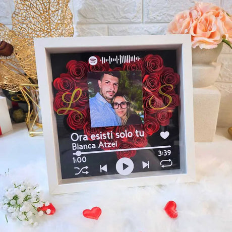 Shadow Box Bianca personalizzata con Foto, Iniziali e Codice Spotify, regalo personalizzato per occasione speciale, san valentino, natale, anniversario.