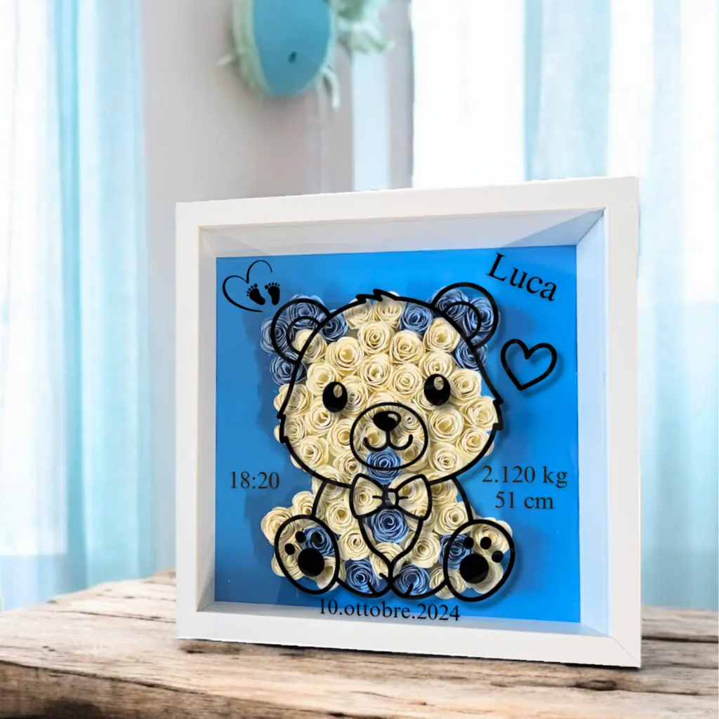 Shadowbox cornice bianca personalizzata con orsetto in fiori 3d, colore beige, blu e nero, personalizzato con nome e dati alla nascita del bimbo. Regalo personalizzato nascita, neomamma o cameretta bambini