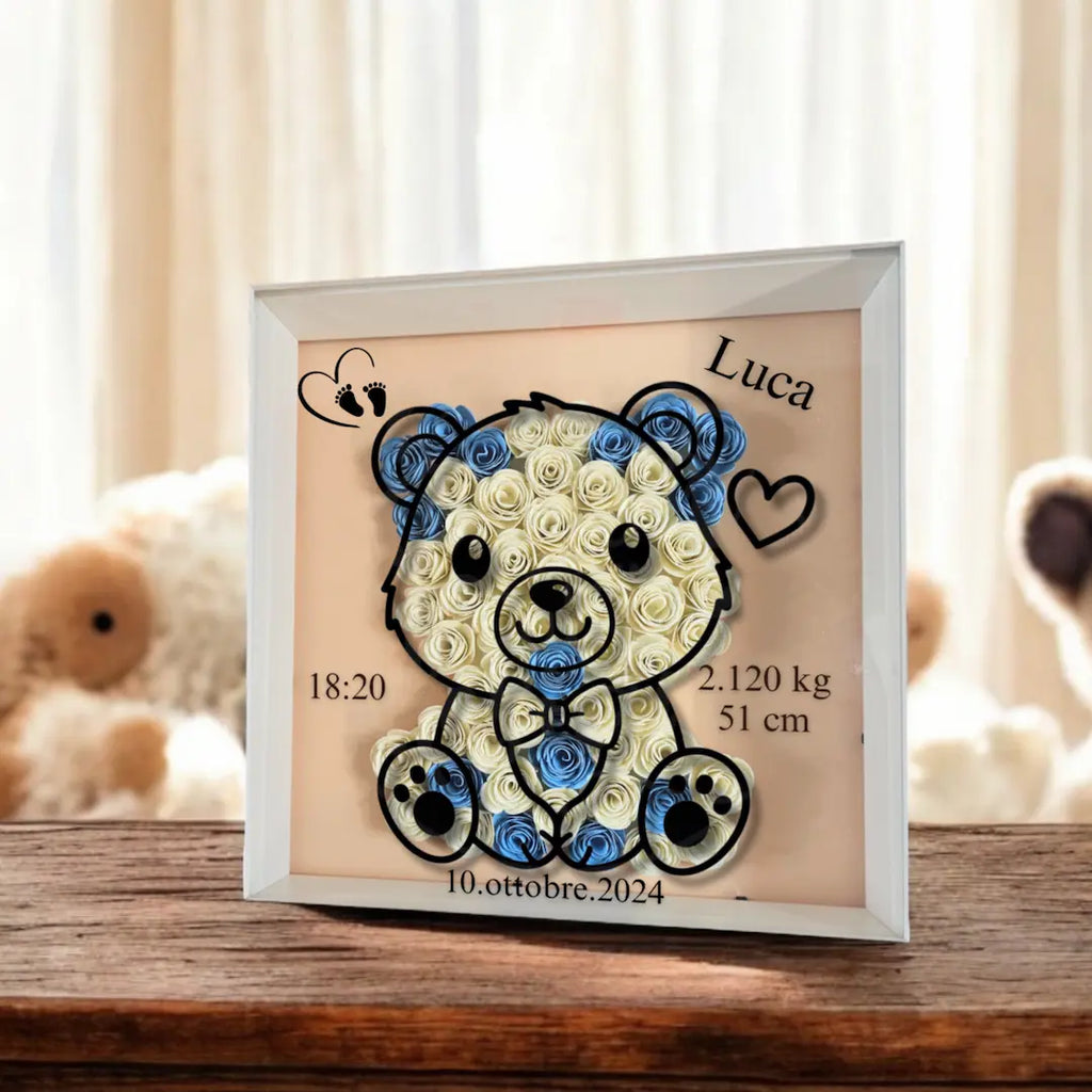 Shadowbox cornice bianca con orsetto beige e celeste fatto con fiori di carta effetto 3D, personalizzata con nome e dati alla nascita del bimbo. Regalo personalizzato ed elegante per neomamma e ideale per cameretta del bimo