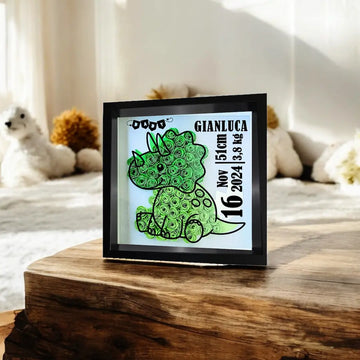 Shadowbox cornice Nera con dinosauro verde e nero, personalizzata con nome e dati alla nascita del bimbo. Regalo personalizzato ed elegante per neomamma e per cameretta del bimbo